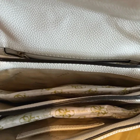 Guess Textured Shoulder Bag - Picture 4 of 11